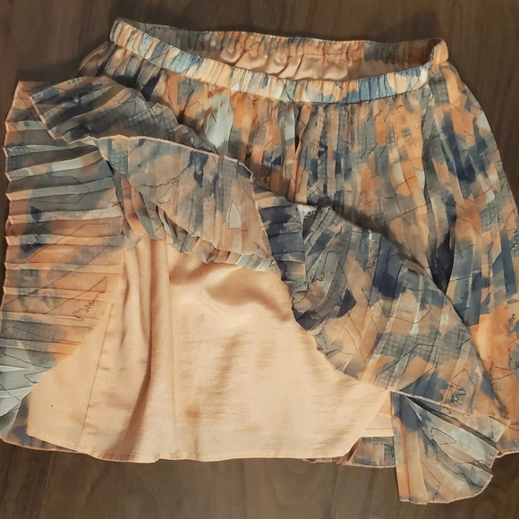 BCBG pleated mini skirt - Picture 5 of 5